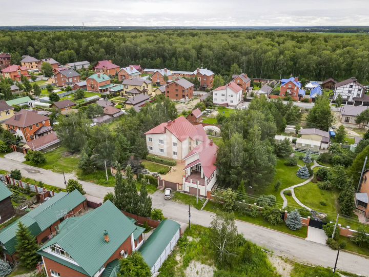 Коттедж 252 м² на участке 15 сот.
