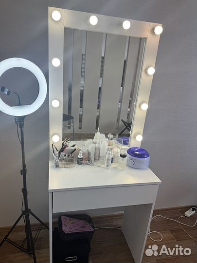 Туалетный столик с зеркалом и подсветкой