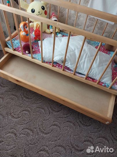 Детская кроватка с маятником и ящиком