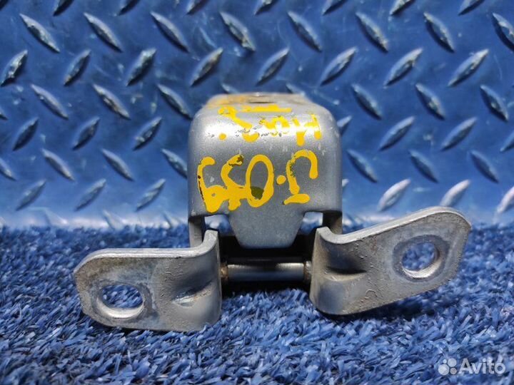 Петля двери нижняя правая Mazda 3 BL