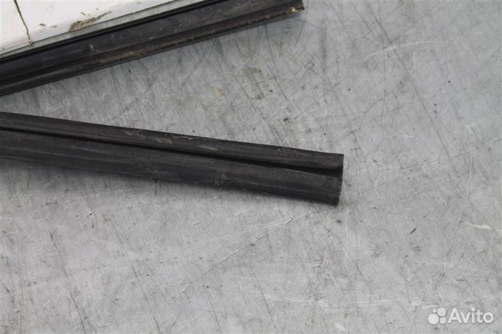 Уплотнитель стекла двери передней правой Nissan S