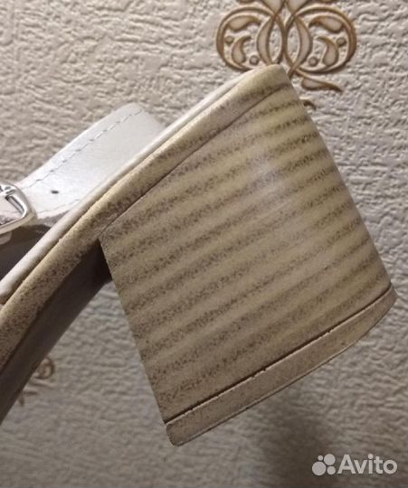 Кожаные босоножки весна-лето