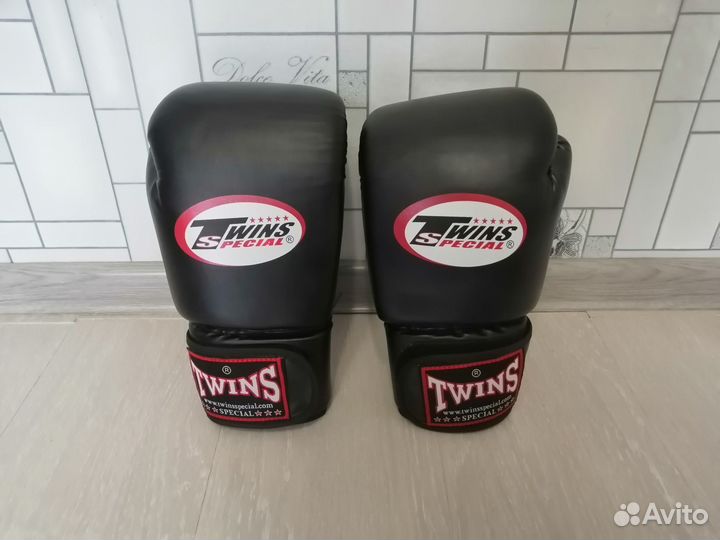 Боксерские перчатки 14 oz Twins