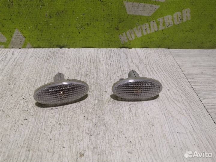 Повторитель на крыло белый Мазда 6