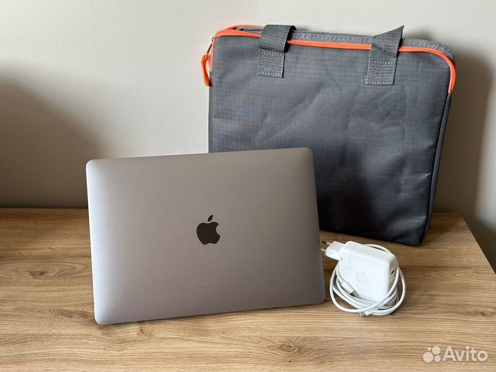 Apple MacBook Pro 13 2017 8 gb/128 Новый АКБ