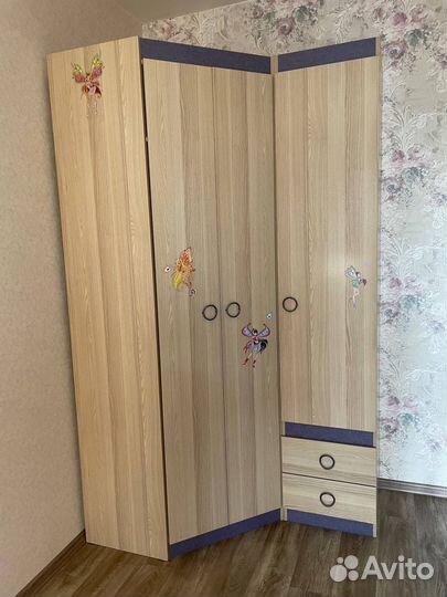 Детская кровать двухъярусная с лестницей и шкафом