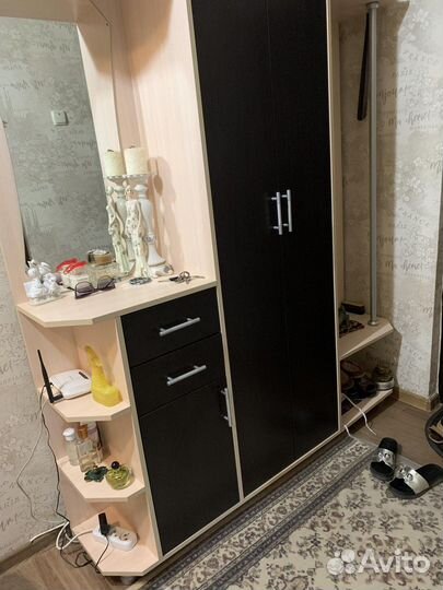 Прихожая со шкафом в хорошем состоянии