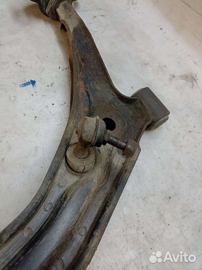 Передний нижний правый рычаг nissan sunny b14