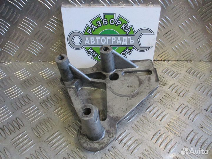 Кронштейн двигателя правый Dodge Caravan 3 2.4Л