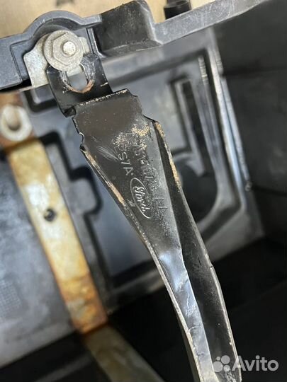 Крепление аккумулятора Ford Focus III (2011—2015)