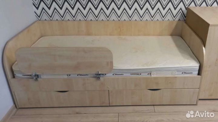 Детская кровать с бортиком и матрасом