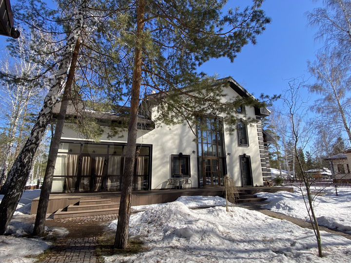 Коттедж 474 м² на участке 20 сот.