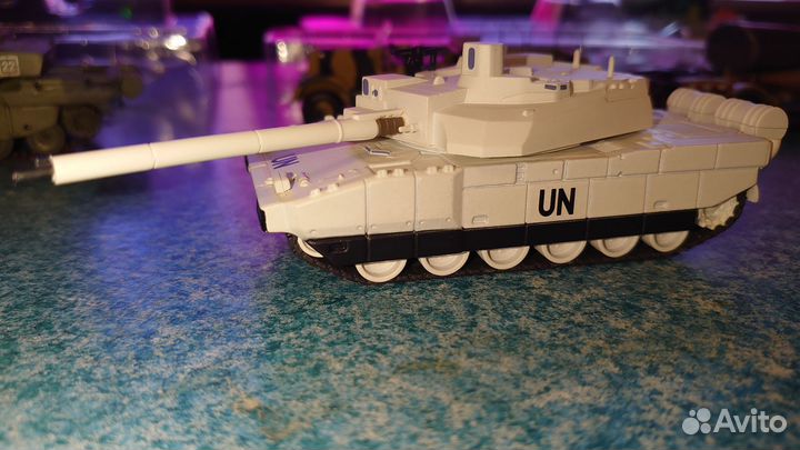 Танк M1a1 Abrams 1/72 белый оон