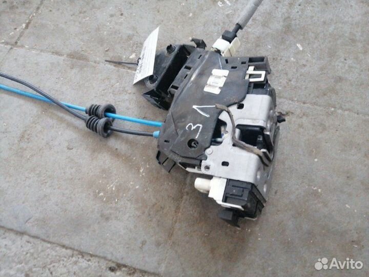 Замок двери задний левый Mercedes Benz C180 W204