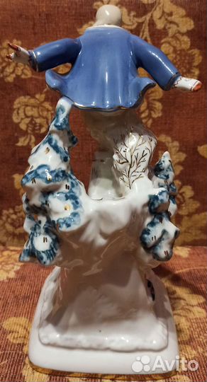 Фарфоровая статуэтка Пионер на лыжах дфз вербилки