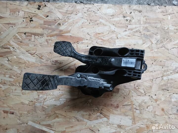 Педаль газа и тормоза VW polo (SED RUS) (2011)