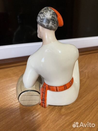 Статуэтка фарфоровая Казак с кувшином, Полонне