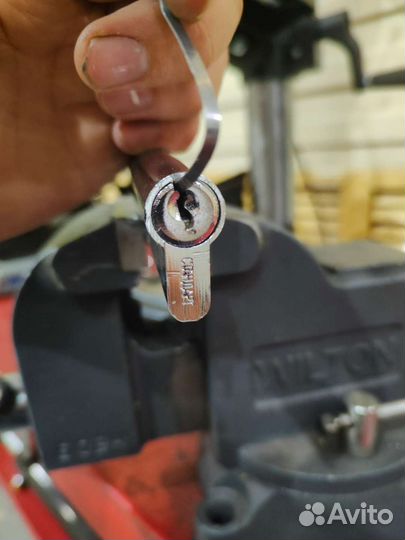 Вскрытие замков двери, авто/Ремонт и замена замка