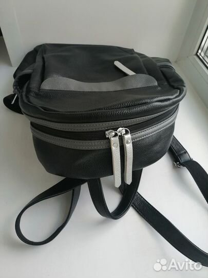 Рюкзак черного цвета кож. зам. новый