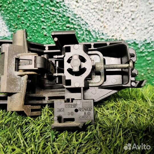 Наружная ручка двери правая Ford Focus 2