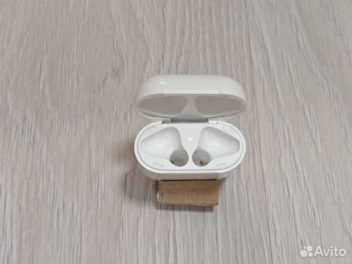 Зарядный кейс беспроводных наушников Apple Airpods