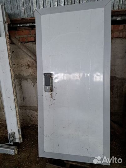 Дверь холодильной камеры с коробкой