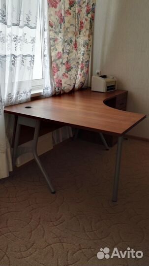 Офисный стол с тумбой