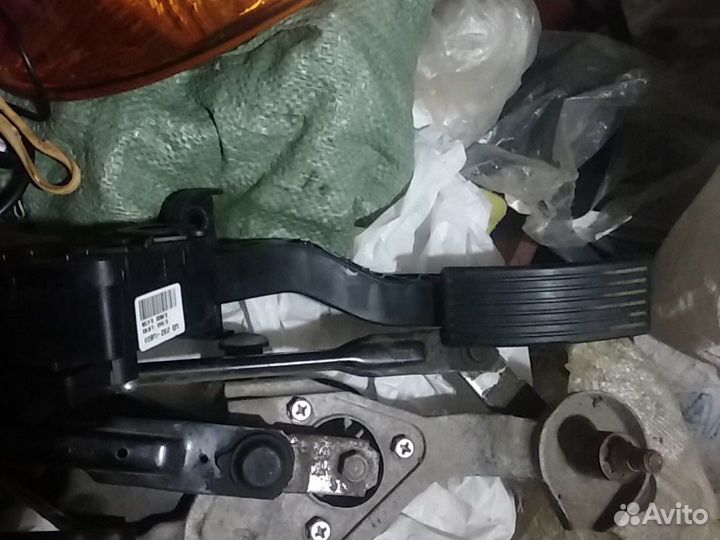 Педаль газа, коса с блоком предохранителей на Соля