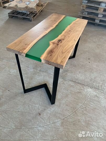 Стол река из слэба карагача и эпоксидной смолы