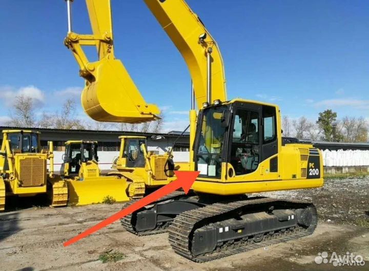 Komatsu PC 200/300 стекло лобовое нижнее 20Y-54-51