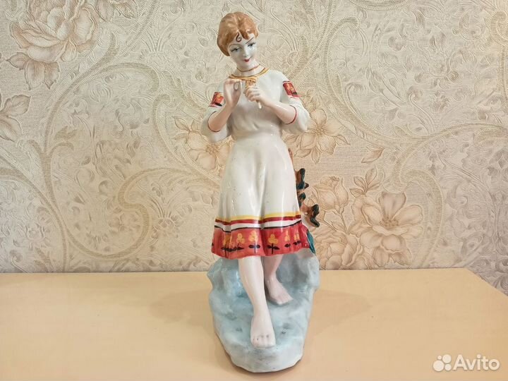 Статуэтка фарфоровая СССР зхк Девушка с ромашкой