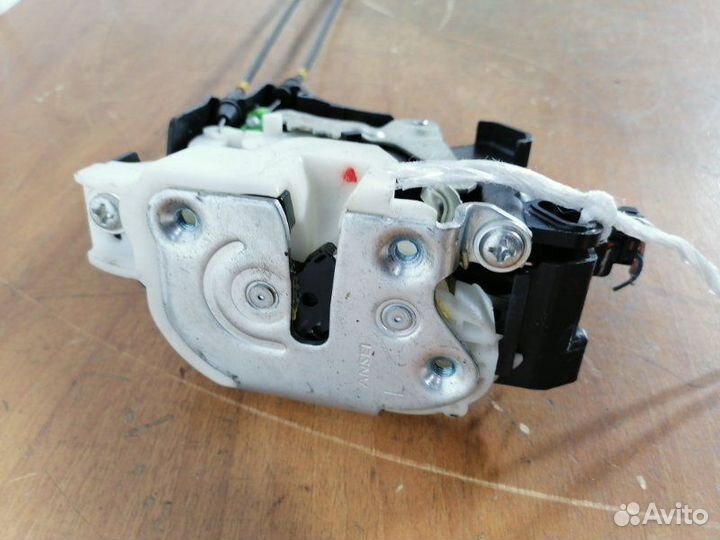 Замок двери передний левый Mitsubishi Delica D:5