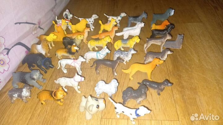 Много игрушек фигурок собак