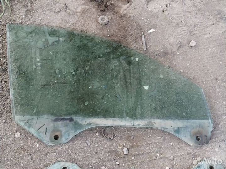 Боковое стекло Audi A6 97г