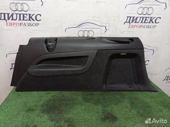 Обшивка багажника правая Audi Q7 2005