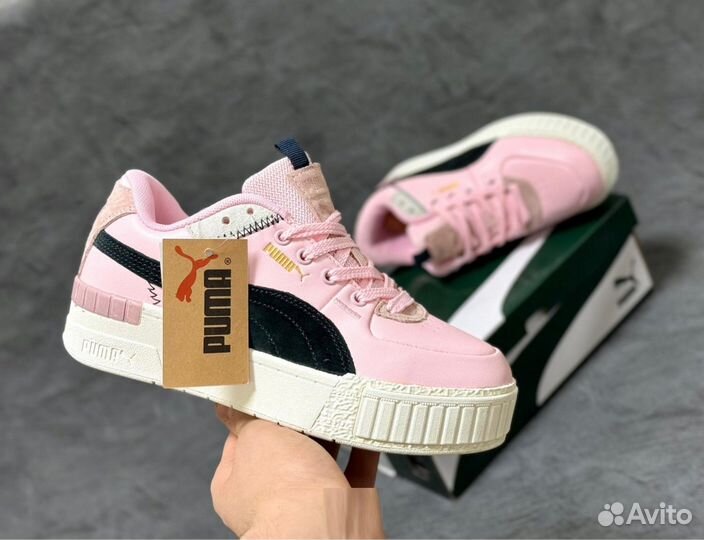 Кроссовки женские