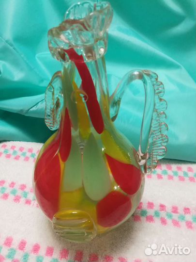 Цветное стекло, петух и рог