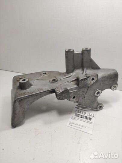 Кронштейн компрессора кондиционера Mitsubishi