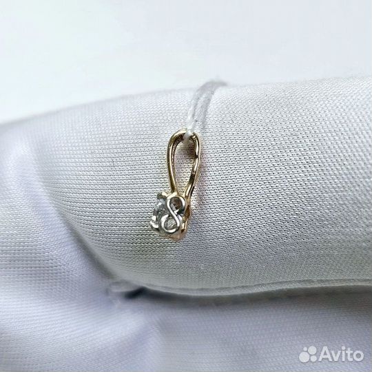 Золотая подвеска с камнем