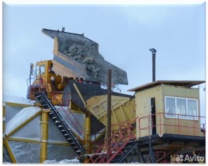 Карьер с заводом и техникой