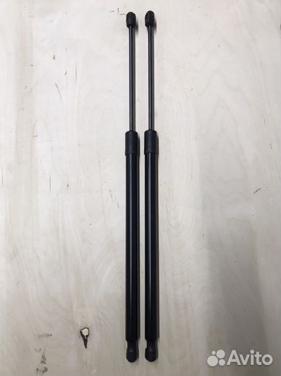 Амортизаторы двери багажника Tiguan 2