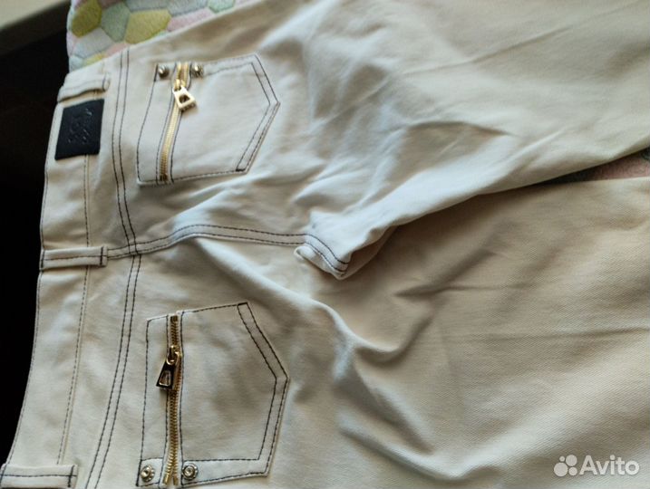 Джинсы белые плотные р42нет пуговицы. Торг уместен