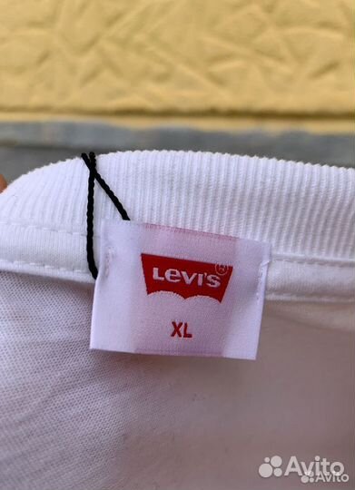 Минималистичная футболка levis