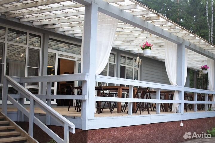 Банкетный зал ресторан для торжеств на берегу озер