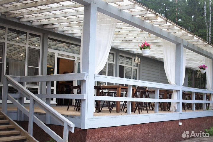 Банкетный зал ресторан для торжеств на берегу озер