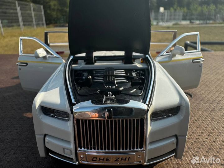 Модель автомобиля Rolls-Royce Phantom металл