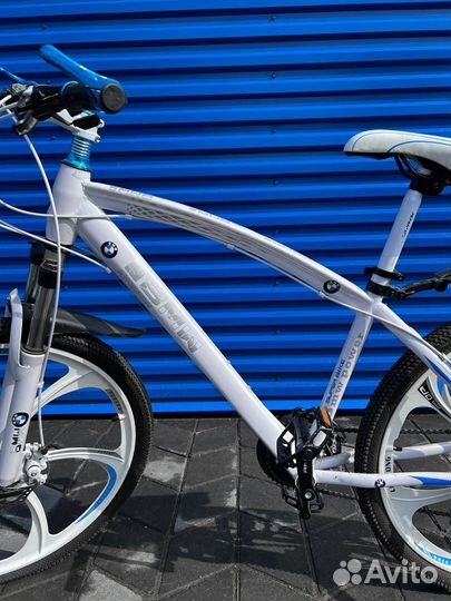 Велосипед на литых дисках BMW