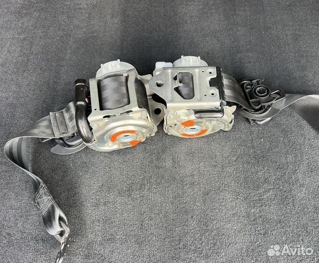 Передние ремни безопасности Volkswagen Touareg 3