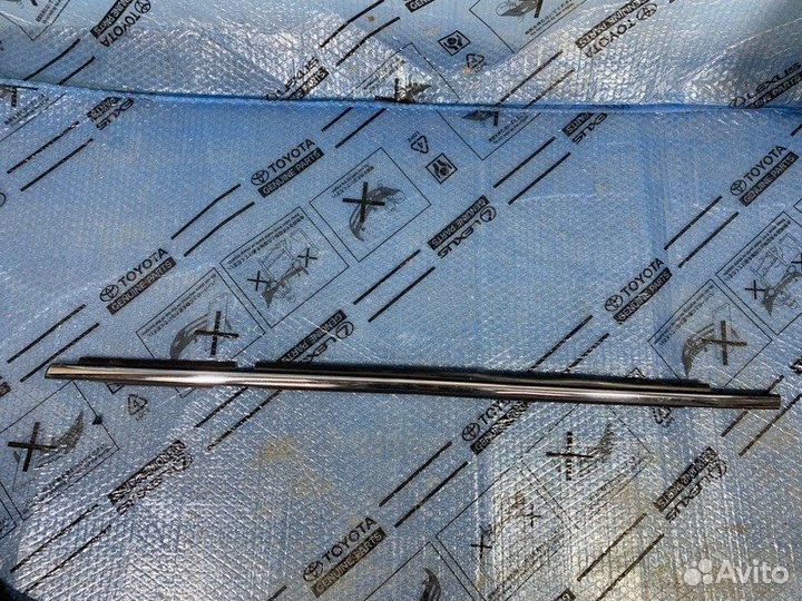 Накладка стекла задняя правая Toyota Land Cruiser