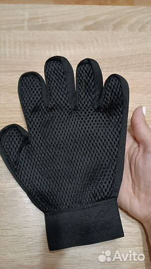 Когтерез и перчатка для вычесывания собаки